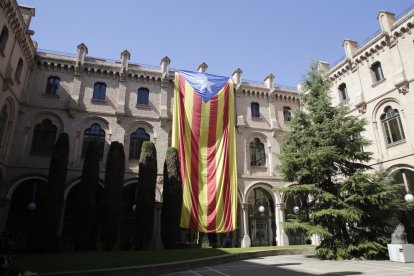 La estelada que los estudiantes desplegaron ayer en el edificio del Rectorado de la UdL.