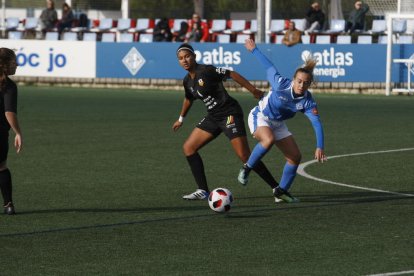 Una jugadora del AEM lucha por el control del balón en una acción del partido.