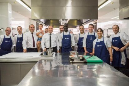 El personal del restaurante La Boscana, en el Pla d’Urgell.