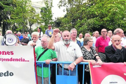 Pensionistas protestando el miércoles a las puertas del Congreso de los Diputados.