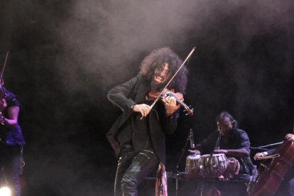 Ara Malikian ‘revoluciona’ la Llotja   - El popular violinista de origen libanés y ascendencia armenia Ara Malikian volvió a poner anoche en pie al público de la Llotja de Lleida, en su quinto concierto en cuatro años en la capital del Segr ...