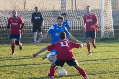 Un jugador de la Seu intenta desplaçar la bimba davant l’oposició d’un rival.