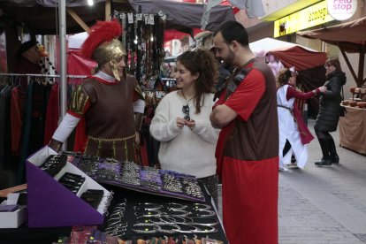 Les parades estan situades als carrers Democràcia i Cardenal Remolins.