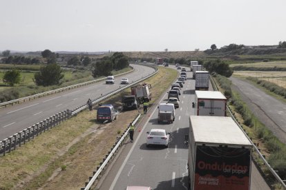 La camioneta, ja apagada, a la mitjana de l’autovia.