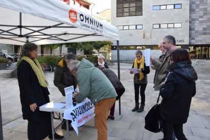 Veïns de l’Alt Urgell, ahir, autoinculpant-se de l’1-O.