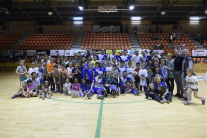 Els jugadors, tècnics i directius del Llista es van fer una foto de família amb els jugadors de la base.