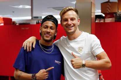 Neymar y Rakitic posan juntos tras la visita del brasileño al vestuario azulgrana.