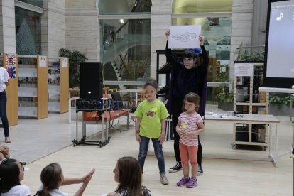 Una alumna de l’Aula Municipal de Teatre va animar la ‘Supernit’.