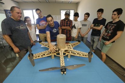 El creador, Lot Amorós, amb els enginyers i el dron que han construït.