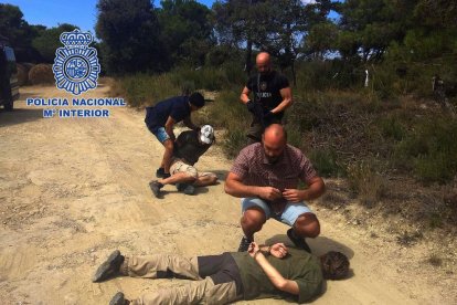 Fotografía facilitada por la Policía Nacional de la detención del sospechoso.