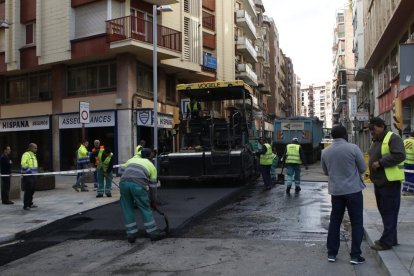 Operaris habilitant ahir un pas elevat a l’encreuament d’Anselm Clavé amb Cardenal Remolins.