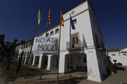 Cartells i una pancarta contra la destitució de l’alcalde de Gimenells ahir a l’ajuntament.