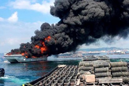 Imatge de l’incendi del catamarà turístic a l’Illa da Toxa.