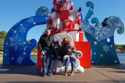 L'Ariadna amb la seua família a PortAventura.