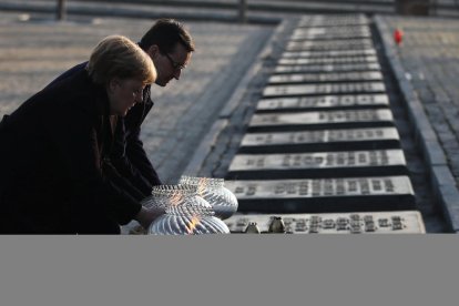 Merkel visita Auschwitz: 