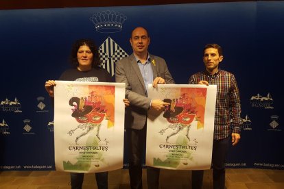 Els organitzadors del carnaval mostren el cartell d’aquest any.