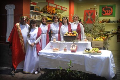 Alguns membres de l'associació, durant l'última edició del Mercat Romà d'Ilerda, vestits per a l'ocasió.