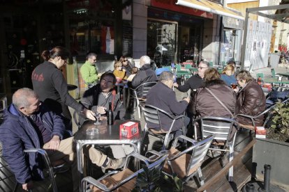 Turistes i veïns omplien ahir al migdia la terrassa d’un bar de Sort.