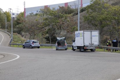 Un turisme i una camioneta van xocar a la rotonda que enllaça amb la C-13.