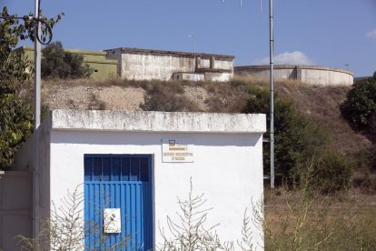 Los depósitos de Guissona ubicados junto al parque de L’Estany.