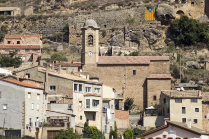 La torre de l’església de Biosca amb el nou rellotge.