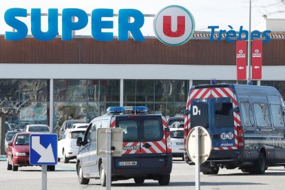 Efectivos de la Gendarmería francesa vigilan en el supermercado donde se produjo la toma de rehenes.