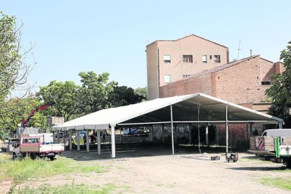 Els treballs per instal·lar la carpa on resaran els musulmans al setembre i l’octubre.