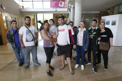 La família afectada (al centre) amb membres de la Mariola en Moviment al local social de Balàfia.