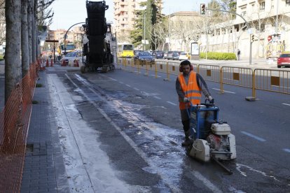 Obres de reforma del carril bici a la rambla d’Aragó