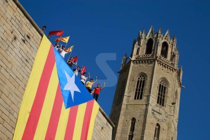 Les JERC pengen una estelada a la Seu Vella