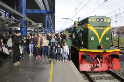 Imatge del primer comboi de la temporada del Tren dels Llacs, que va començar el 20 d’abril.