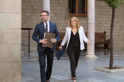 La consellera de la Presidència i portaveu del Govern, Elsa Artadi al costat del secretari del govern català, Víctor Culell, a la seva arribada avui al Palau de la Generalitat