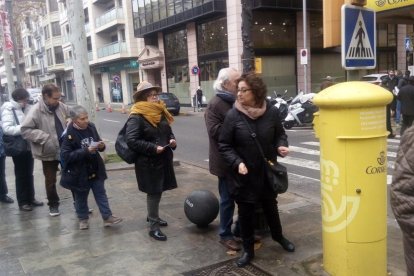 Alguns lleidatans van quedar ahir a la rambla Ferran i van enviar postals al Constitucional.