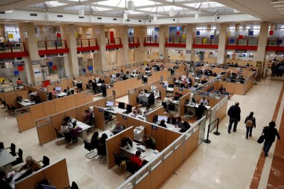 Trabajadores de Hacienda atendiendo a ciudadanos en una de las sedes del fisco estatal.