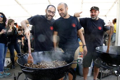 Los 3.500 peñistas del Aplequet comieron ayer una tonelada de caracoles.