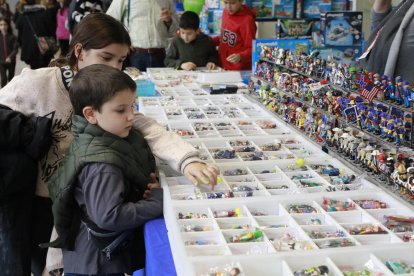 La fira compta amb onze expositors i prop de 8.000 peces.