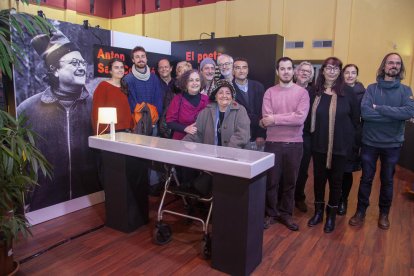 Els familiars d’Anton Sala-Cornadó van assistir a la inauguració de la mostra a Tàrrega.