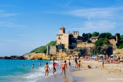 Imagen de archivo de una playa de Tamarit, en la costa de Tarragona. 