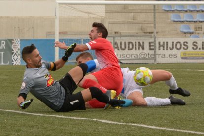 Eder Díez, que no tuvo suerte de cara a gol, choca con el guardameta del Ejea, Rafa Santos.