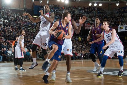 Kevin Pangos, presionado por dos rivales del Anadolu Efes.