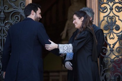 Roger Torrent junto a la decana del Col·legi d’Abogados de Barcelona, Maria Eugènia Gay.