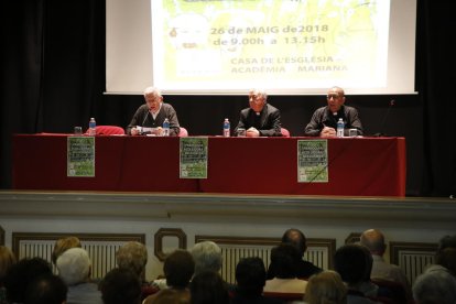 El cardenal Juan José Omella (a la derecha), junto al obispo de Lleida, ayer en la Academia Mariana.