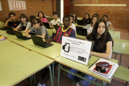 Els alumnes es relacionen més ara al pati gràcies al fet que cap mòbil ho impedeix.