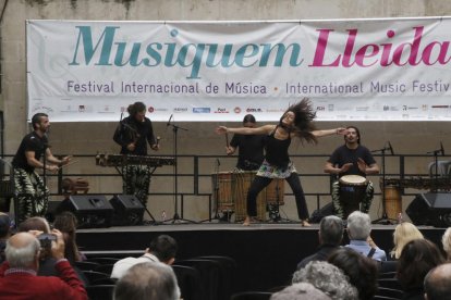 Espectáculo de percusión y danza africanas ‘malinke’, ayer en la plaza Paeria con el grupo Na Nara.