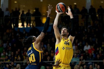 Tomic llança cistella en una acció del partit d’ahir.