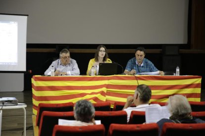 La asamblea abierta que el ayuntamiento celebró el jueves por la noche.