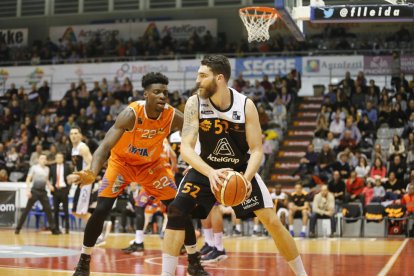 Julen Olaizola, que va debutar al Barris Nord, controla la pilota davant de Chuku, jugador del Corunya.