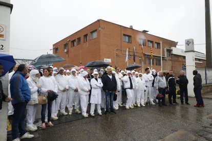 Trabajadores de Sada concentrados a las puertas del matadero de Lleida, el mes pasado.