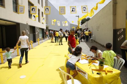 Calle alfombrada de amarillo en favor de los presos en Les Borges.