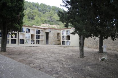 El cementiri de Tarrés, on s’instal·larà una placa.